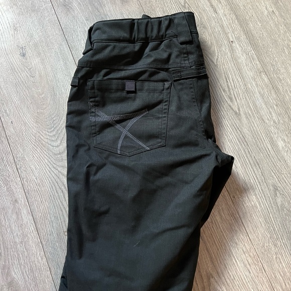 Ladies 686 ski pants - Picture 2 of 3